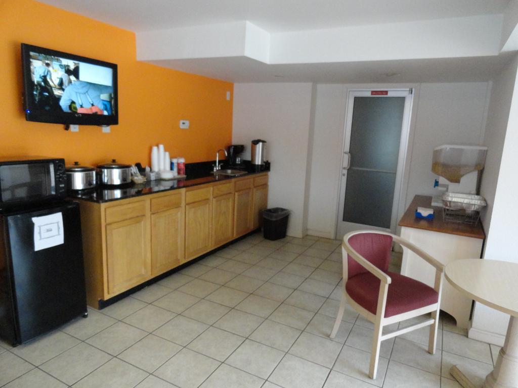 Econo Lodge Metropolis Eksteriør bilde